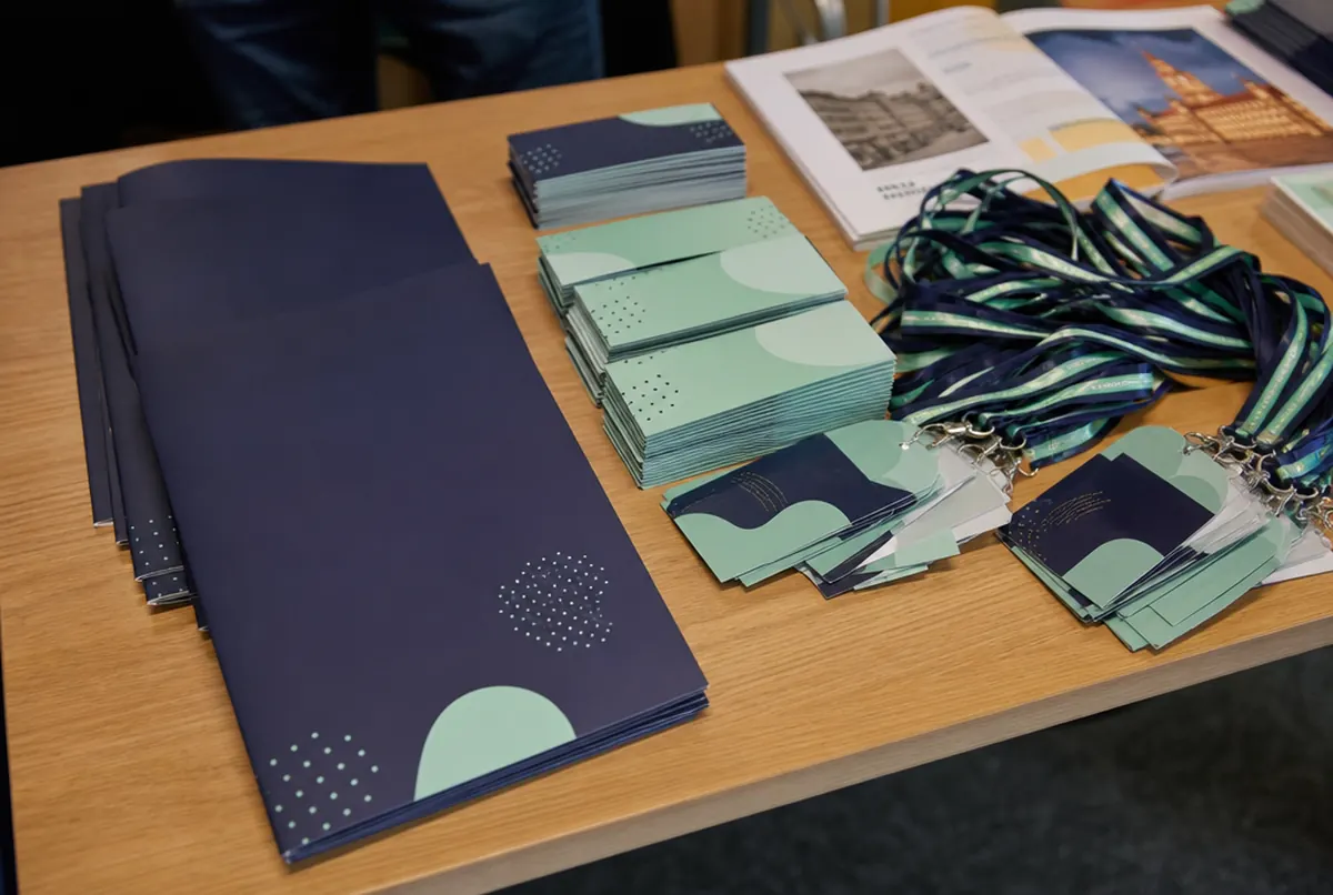 Mappen für Reiseunterlagen, Gutscheine und Namensschilder für eine Reisegruppe