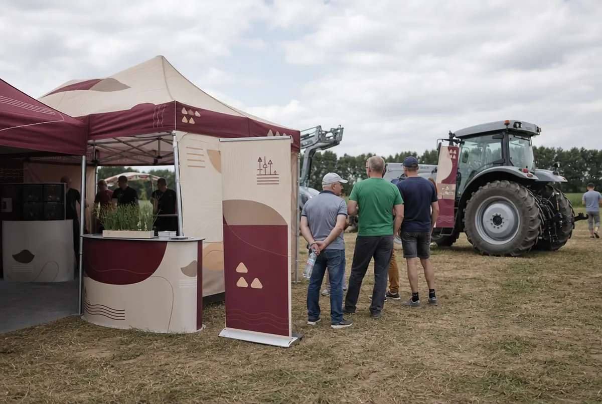 Händlerzelt mit Theke und Roll-ups auf einem Feldtag