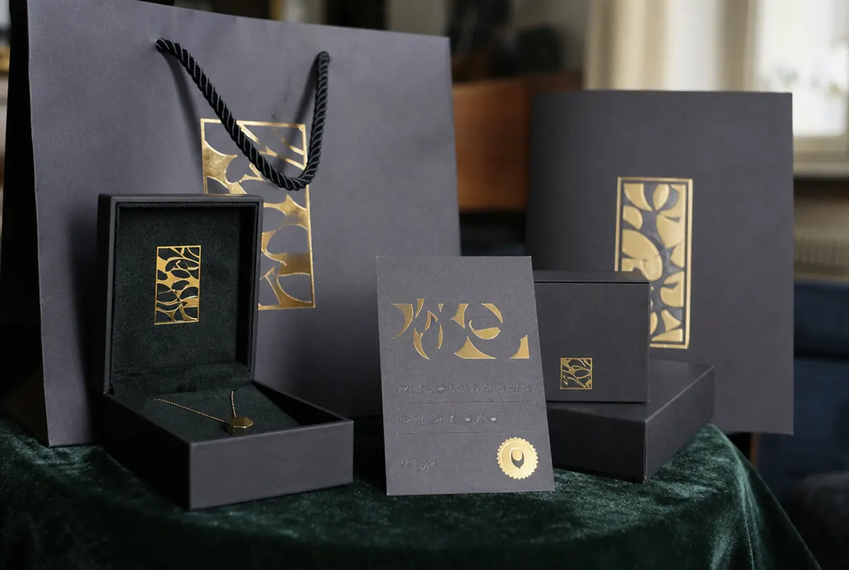 Etuis, Tüten und Zertifikate mit Goldprägung für Kunden eines Juweliers