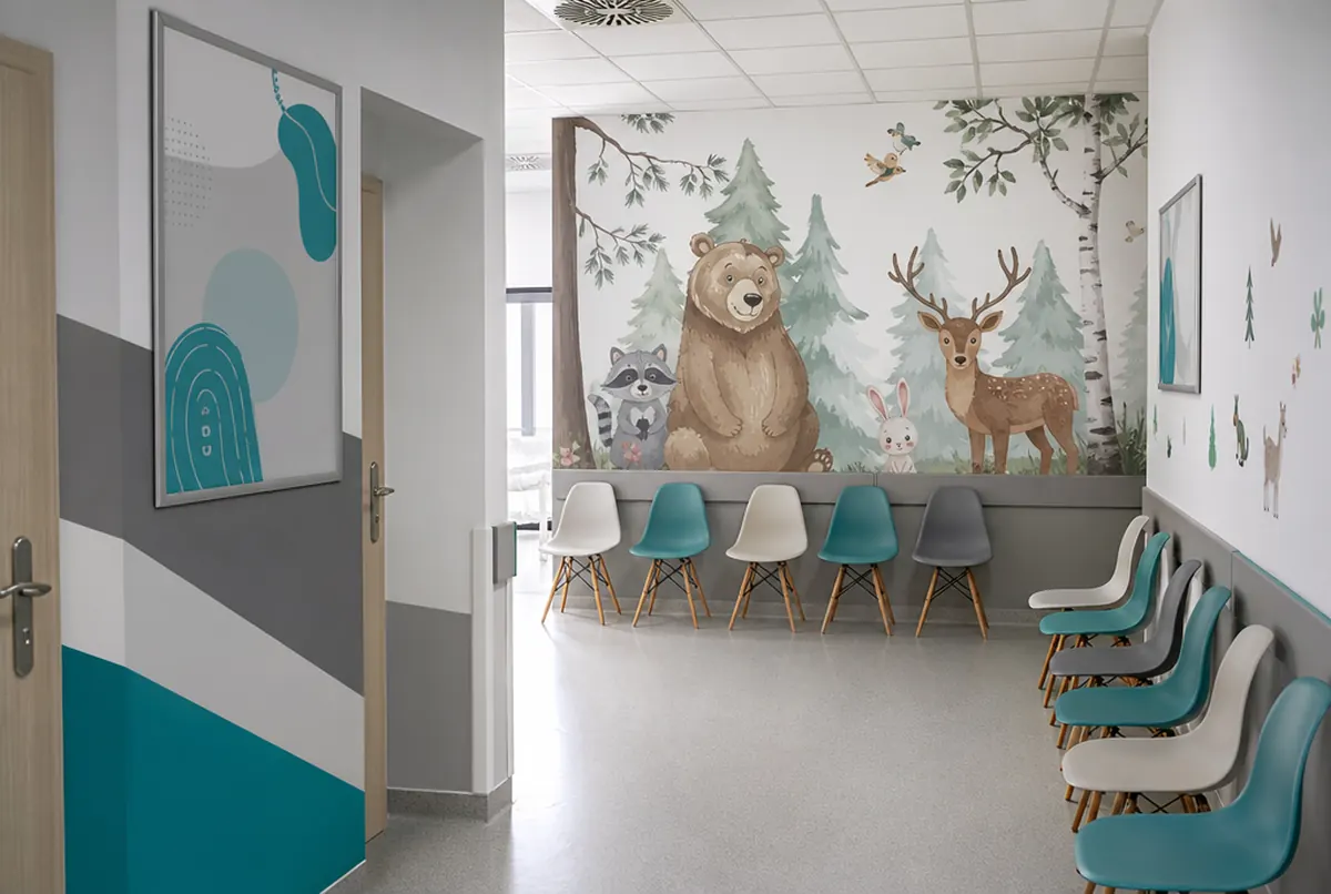 Kinderwartebereich eines Ärztehauses mit Fototapete und Wandaufklebern
