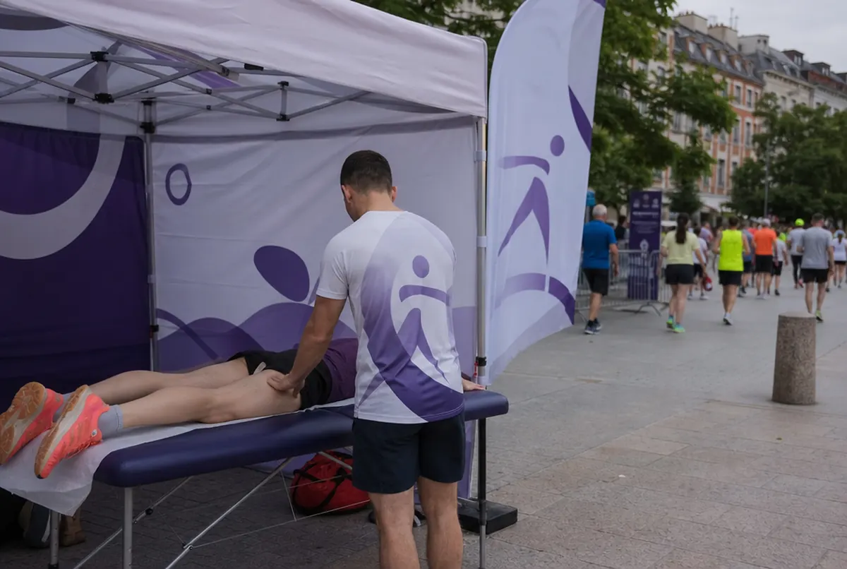 Zelt eines Physiotherapie-Punkts mit Beachflag bei einem Laufwettbewerb