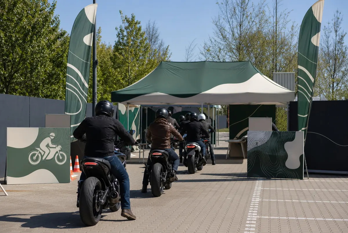 Zelt für Probefahrten und Saisoneröffnung vor einem Motorradhändler