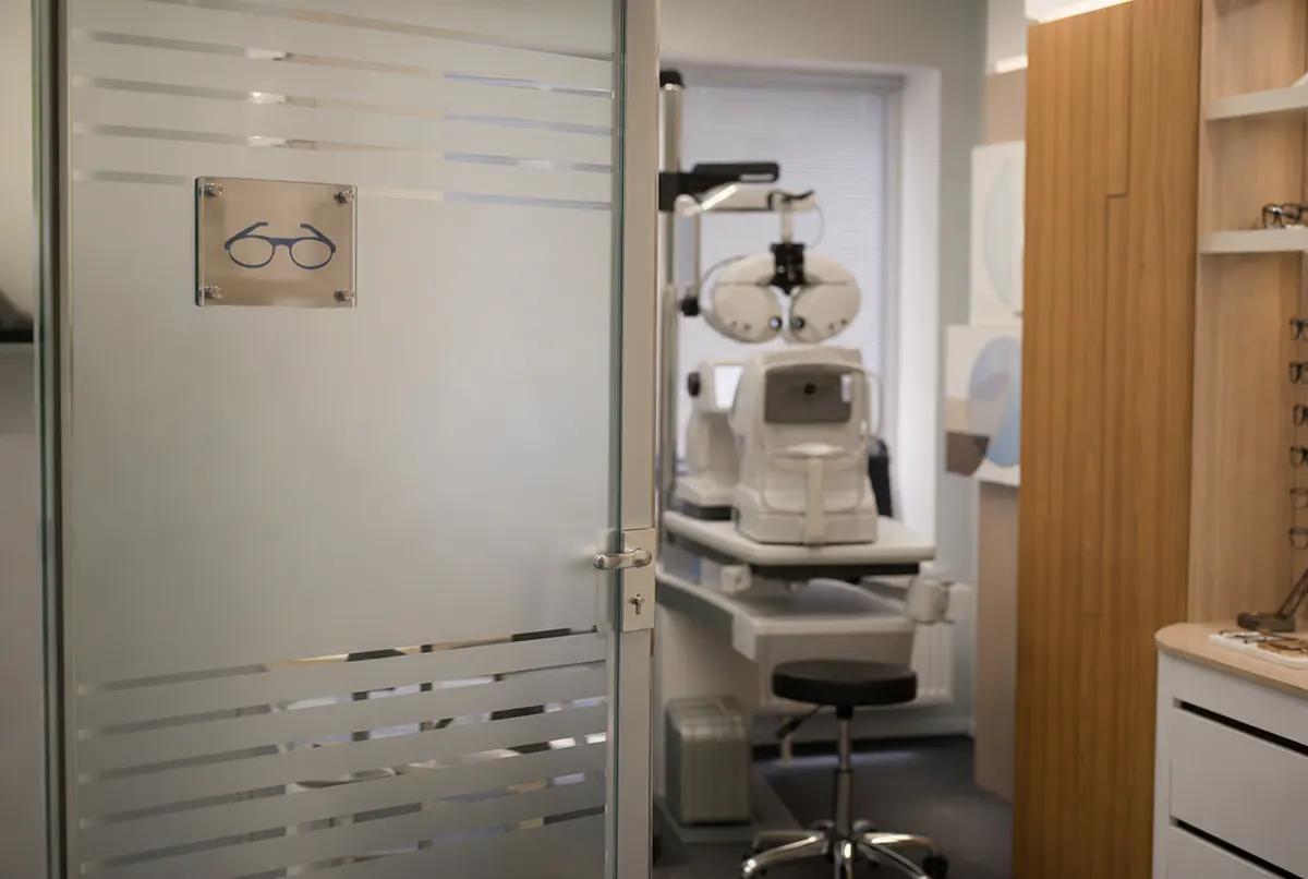 Sehtestraum bei einem Optiker hinter Milchglasfolie