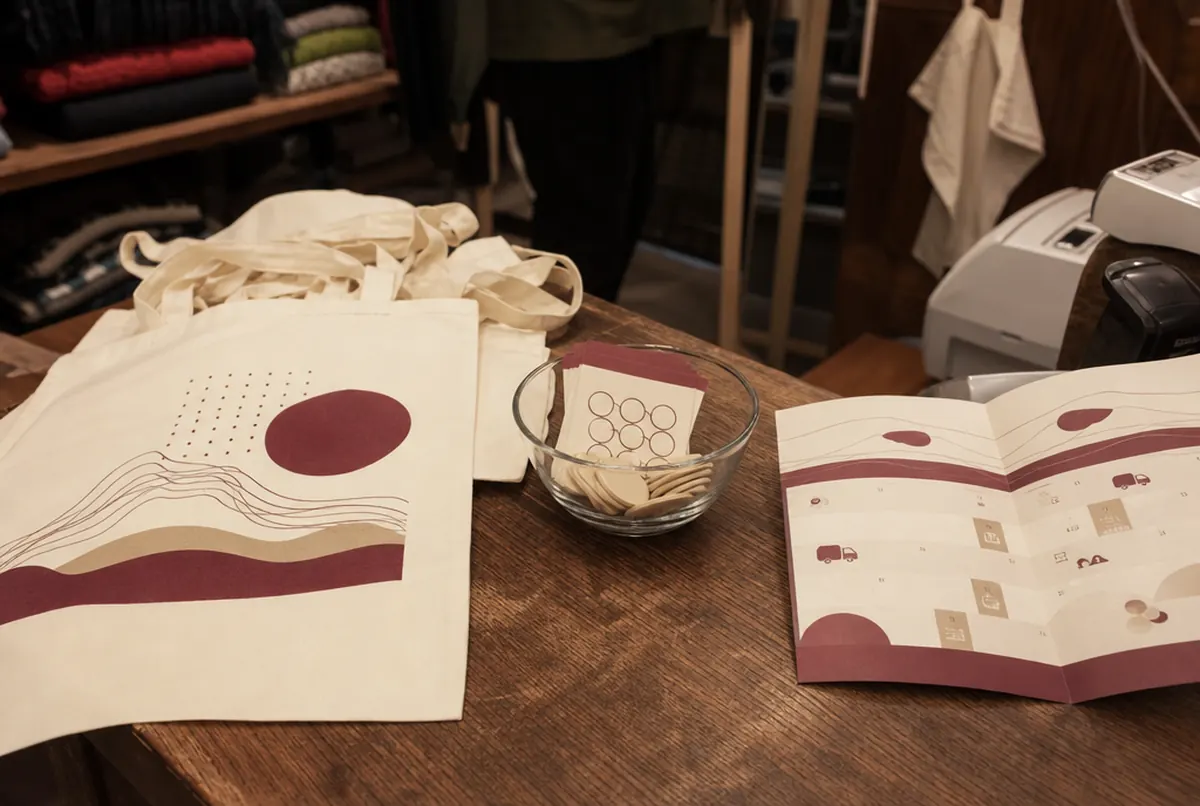 Baumwolltaschen, Stempelkarten und Flyer mit Lieferkalender