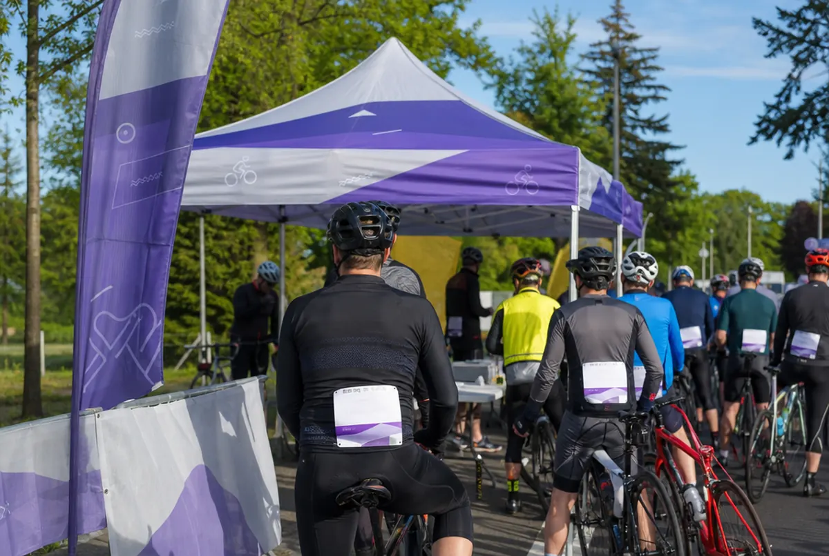 Servicezelt und Startnummern bei einem lokalen Radrennen