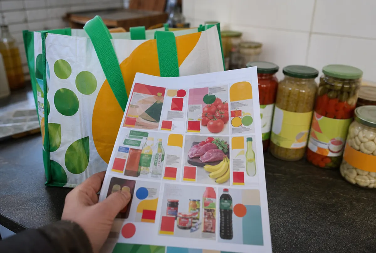 Werbeprospekt, Mehrwegtasche und Etiketten auf Produkten des Ladens