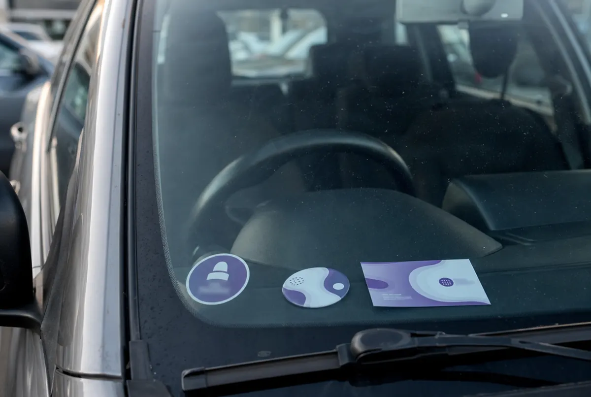 Autocollant avec date de contrôle, magnet et carte d’un centre de contrôle technique