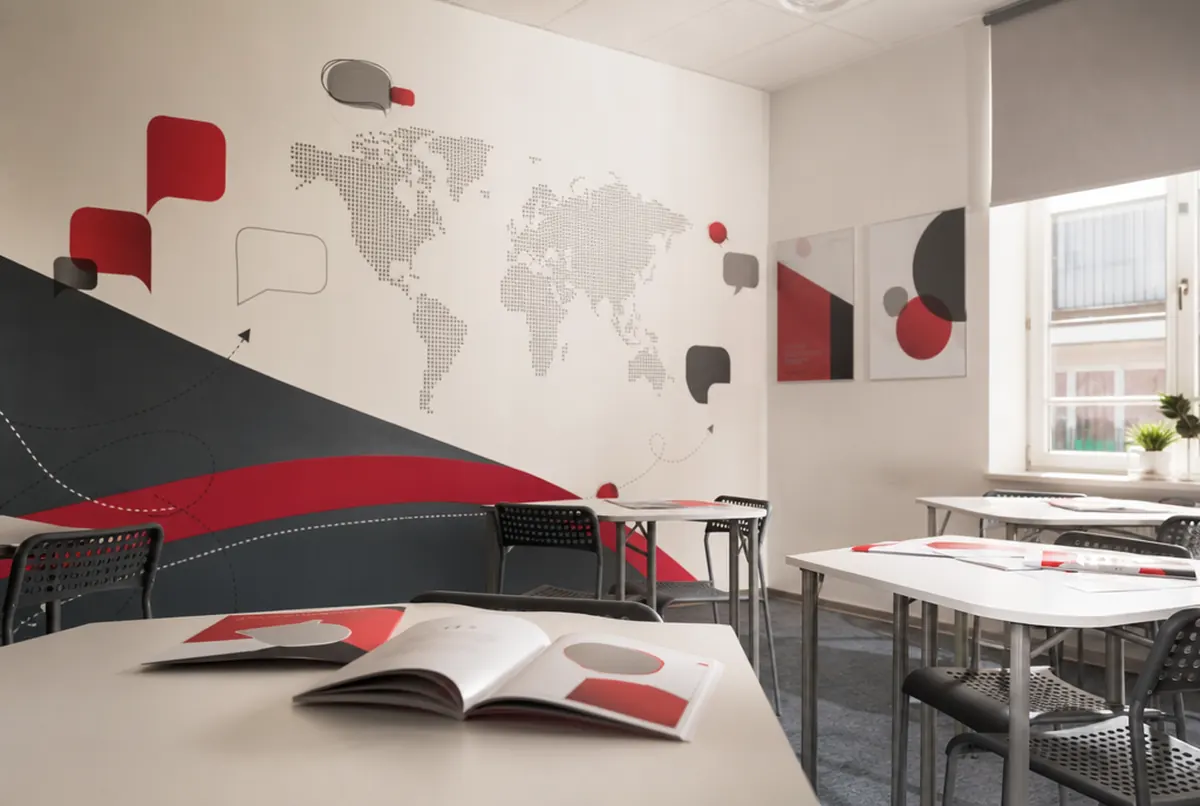 Kursraum einer Sprachschule mit Wandgrafiken und Lernplakaten