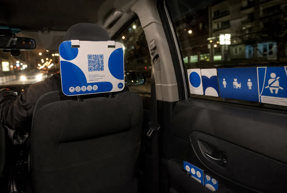 Taxi-Innenraum mit Kopfstützen-Anhänger und Visitenkarten in der Tür