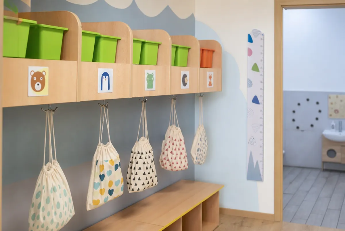 Vestiaire de crèche avec autocollants à symboles des enfants et sacs à chaussons