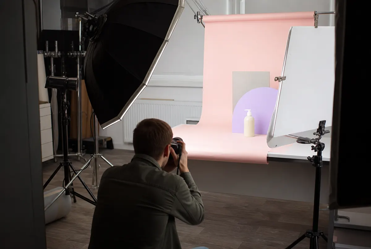Produktshooting im Studio, Fotograf von hinten zwischen Softboxen