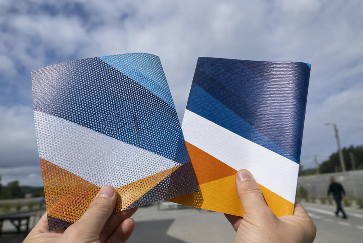 Hand hält ein Mesh-Muster gegen das Licht neben einem normalen Banner