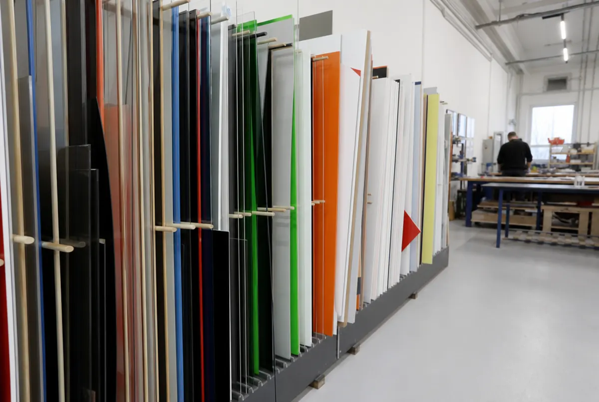 Regal mit Platten aus Dibond, Acrylglas, PVC und HIPS in der Werkstatt