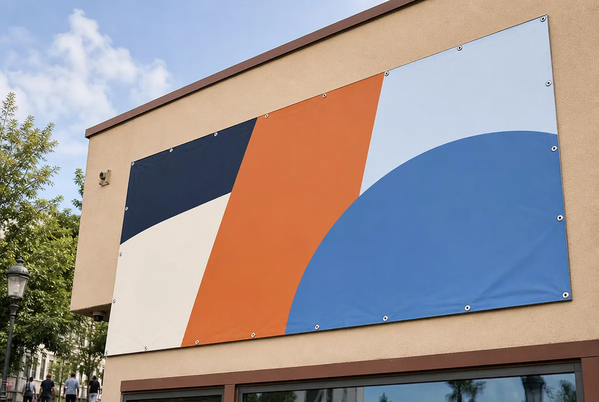 Bâche avec des œillets régulièrement espacés fixée sur un mur