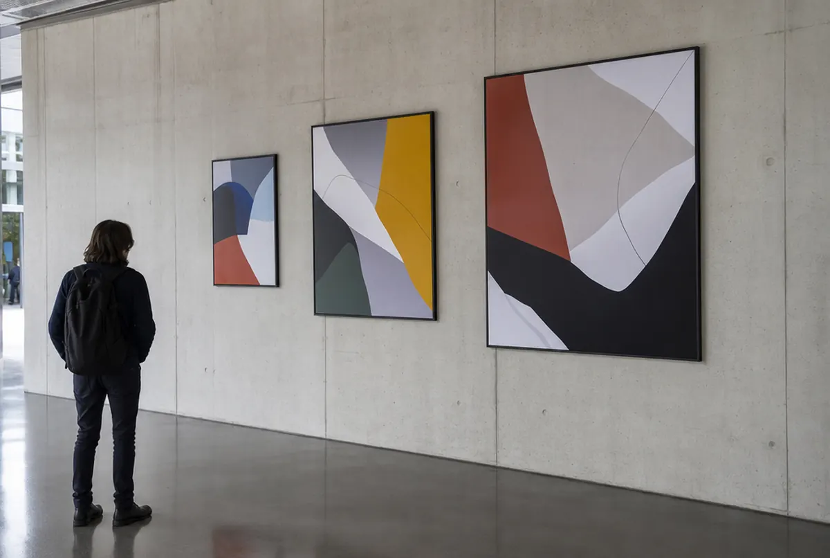 Plakate A3, A2 und A1 nebeneinander an der Wand eines Kulturhauses