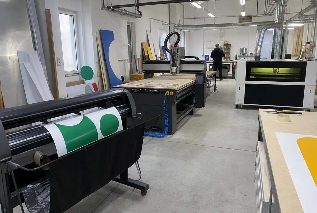 Schneideplotter, CNC-Fräse und Laser in einer Werkstatt