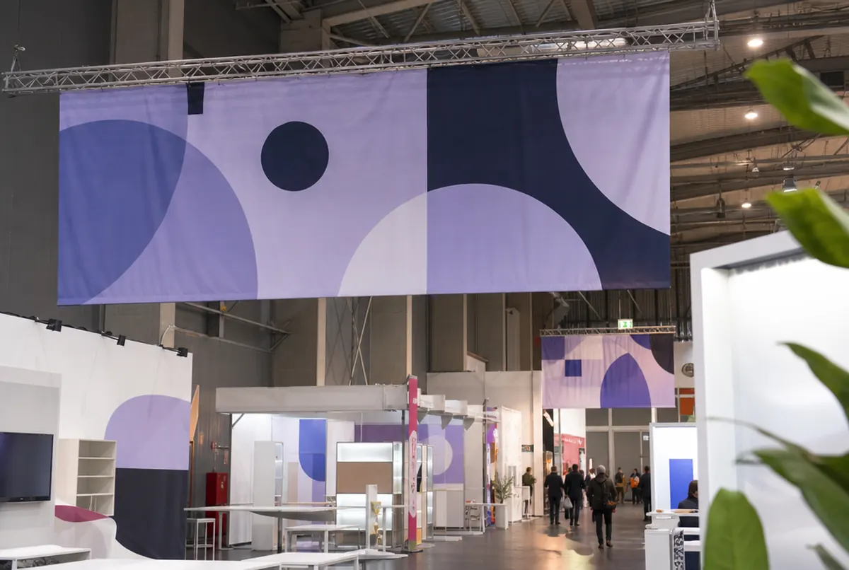 Lona textil Airtex ligera colgada de una estructura sobre un stand