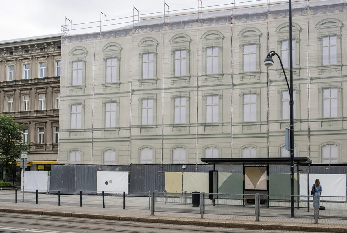 Mesh with a restored facade visualisation covering the scaffolding of a renovated building