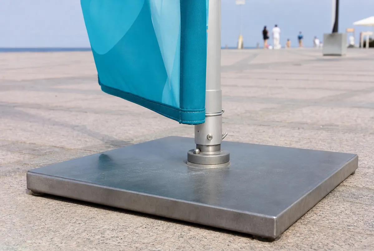 Nahaufnahme des Stahl-Tellerfußes einer Beachflag und des genähten Mastkanals