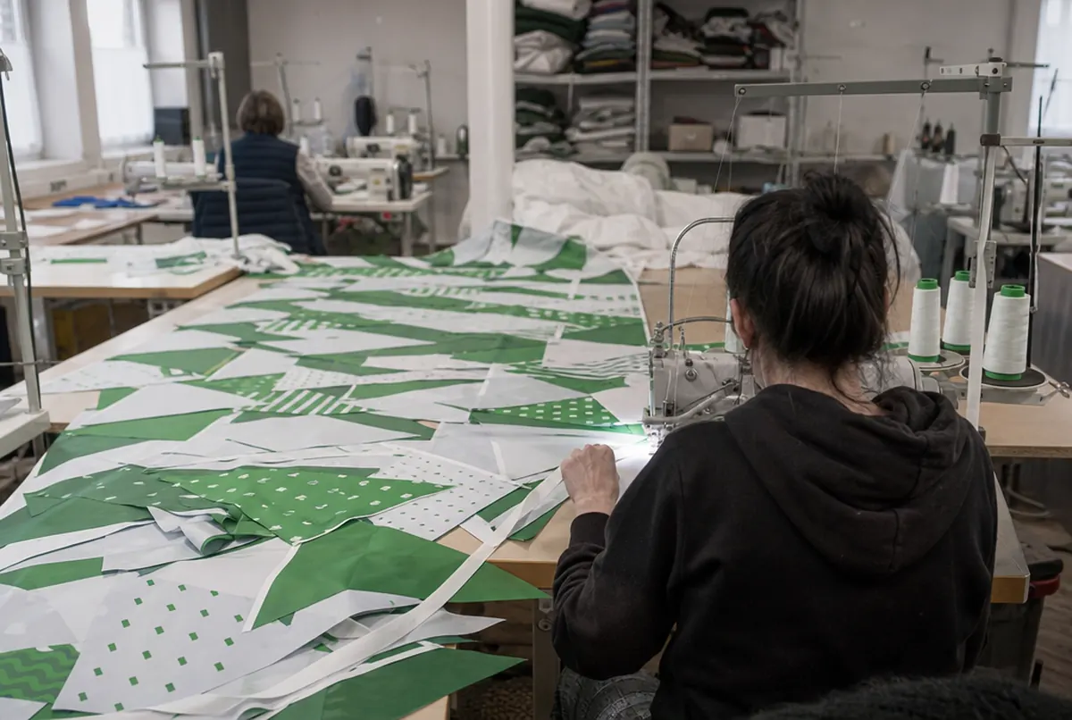 Aufnähen bedruckter Wimpel auf Band an der Industrienähmaschine