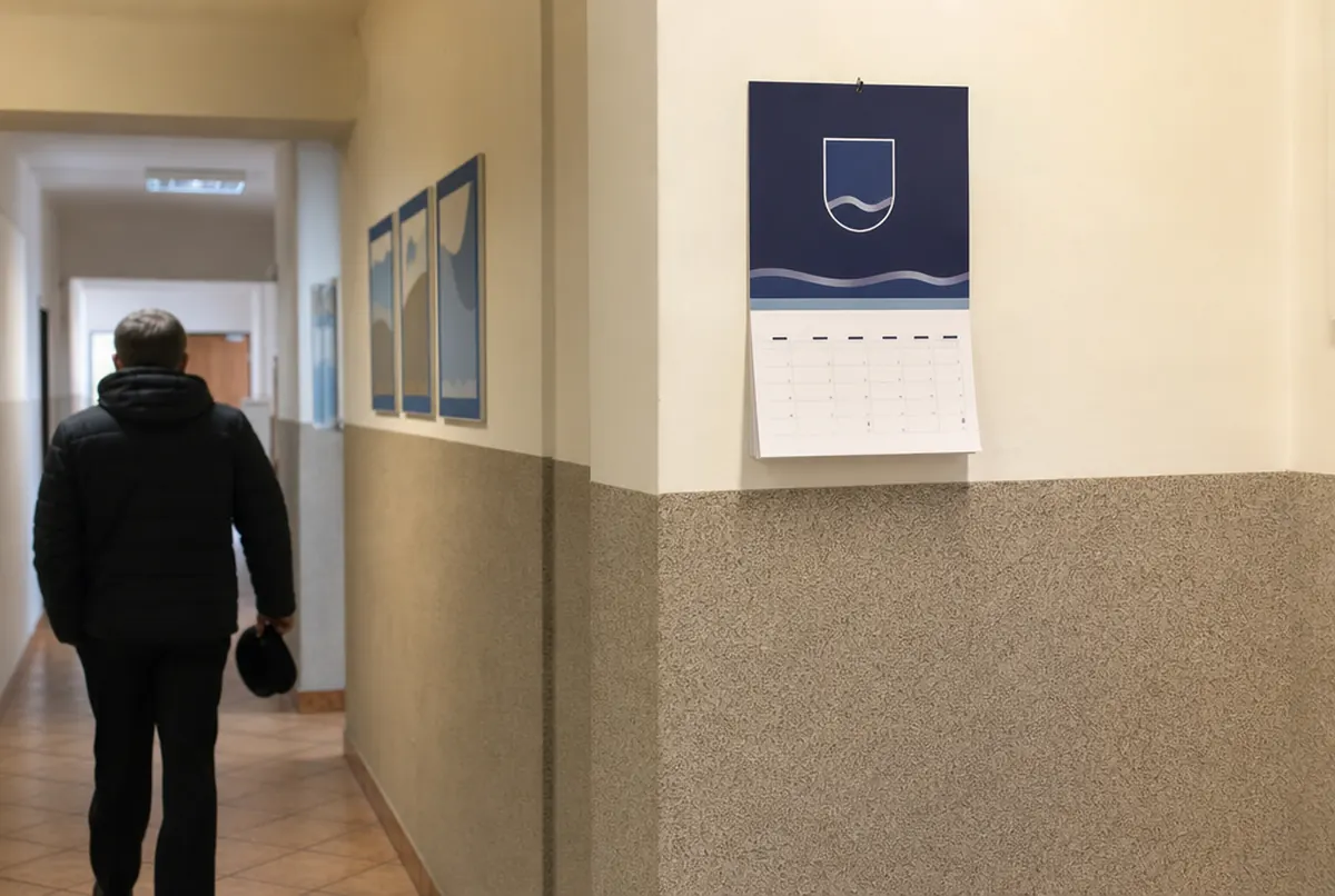 One-part wall calendar with header and single pad in a town hall corridor