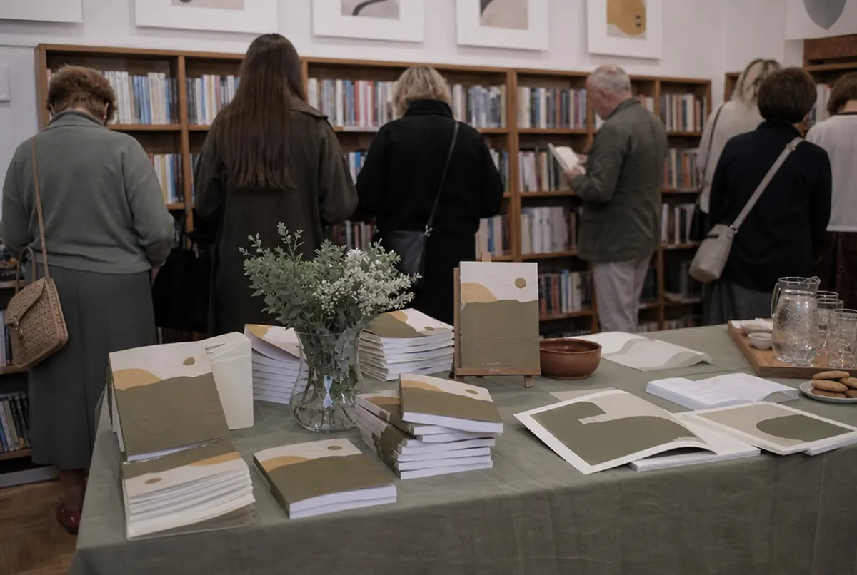 Nuevos libros conmemorativos en rústica sobre una mesa en una biblioteca
