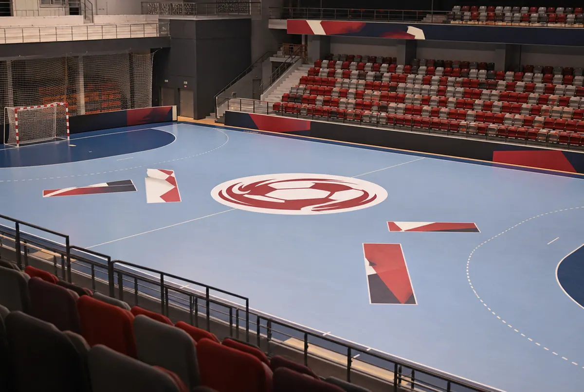 Grands stickers de sol avec logos sur le terrain et le rond central d'une salle