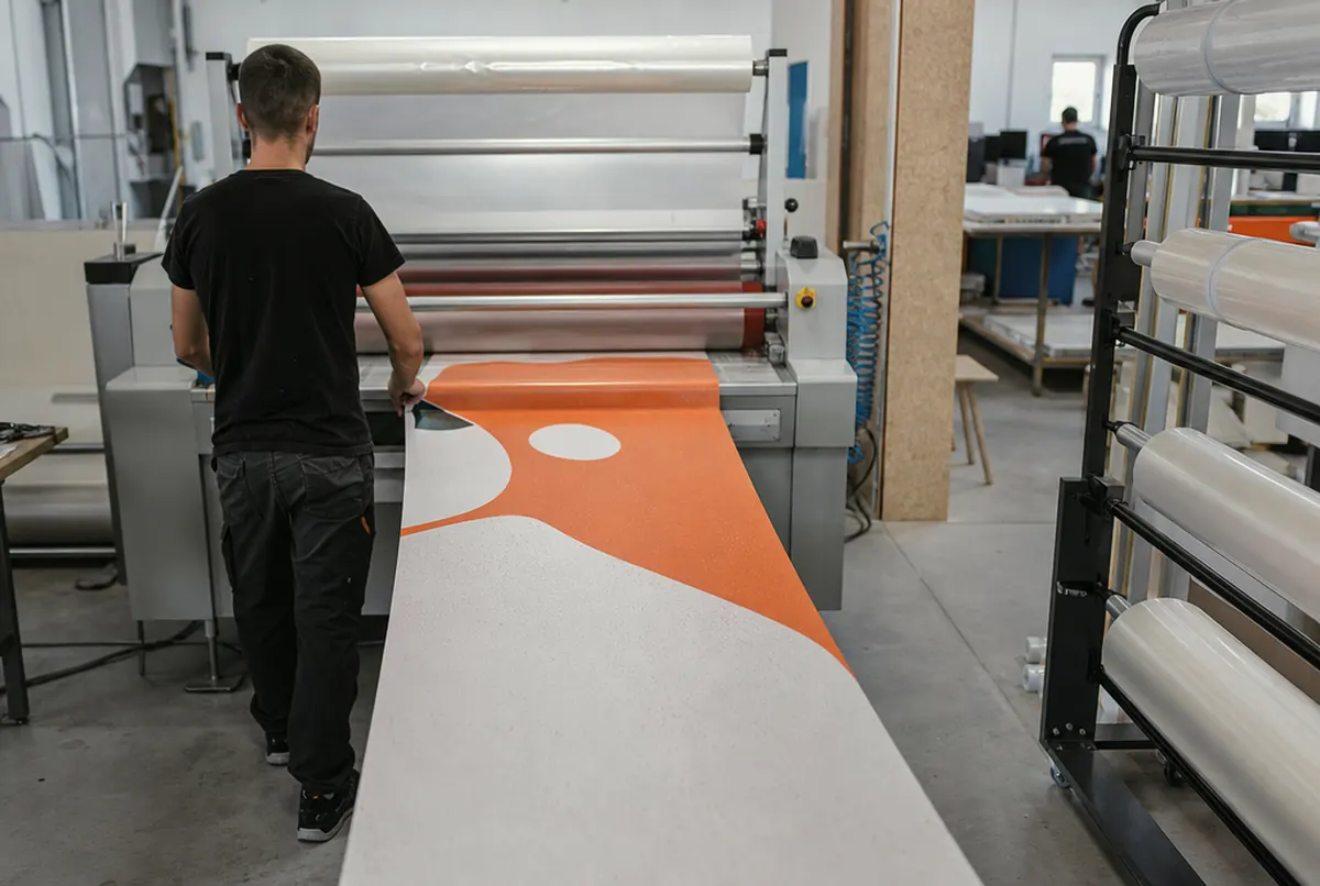 Lamination du vinyle de sol imprimé avec film antidérapant à l'atelier