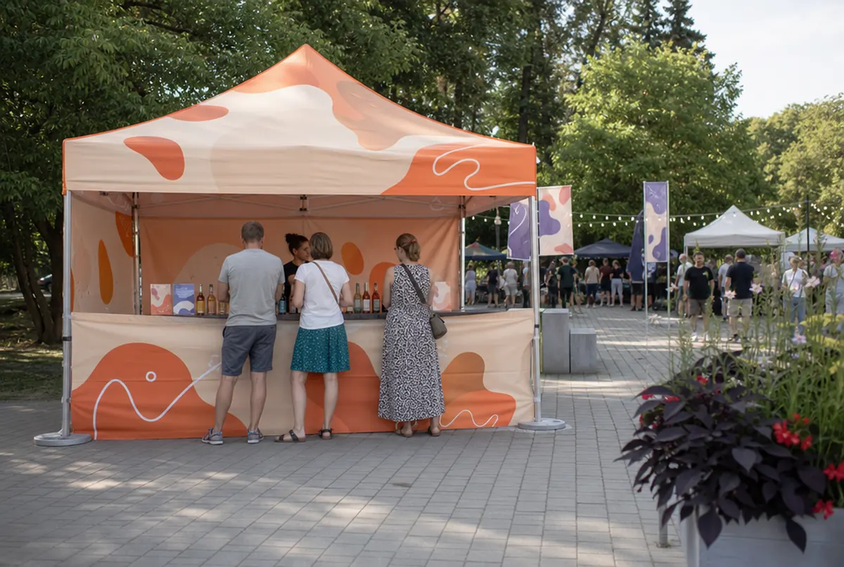 Bedruckter Pavillon 3 × 4,5 m als Verkostungsstand auf einem Sommerfest
