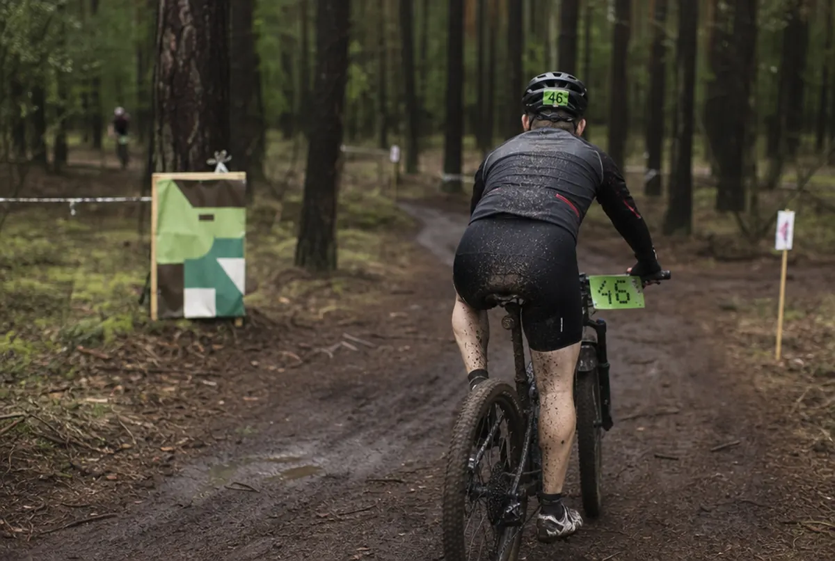 Plaque de cadre au guidon et numéro sur le casque lors d'une course VTT