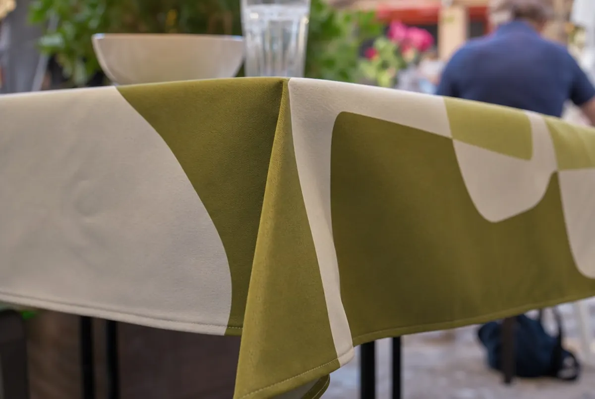 Nahaufnahme der genähten Ecke einer Tischhusse mit Sublimationsdruck