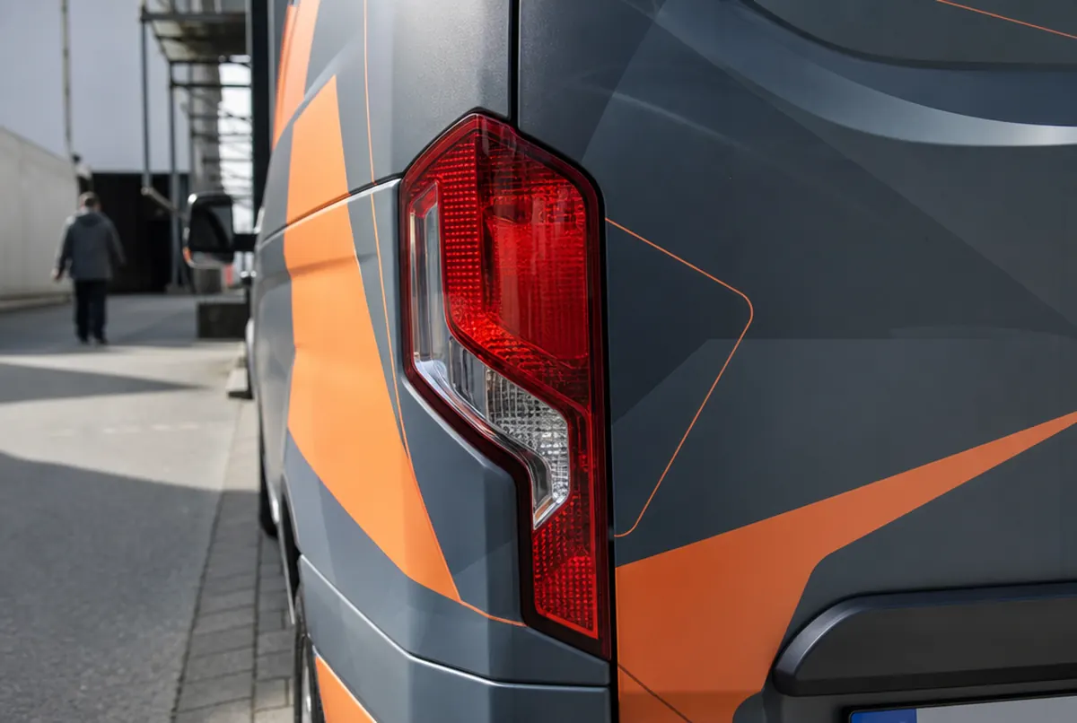 Detail der Beklebung an Rückleuchte und Türspalt, sauber geschnittene Kanten