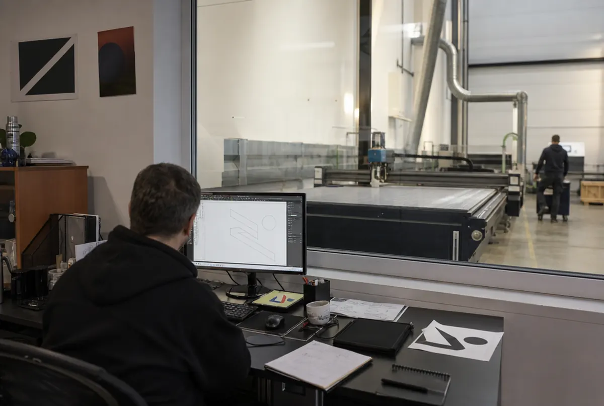 Préparation des vecteurs du logo pour le fraisage, à côté de la production
