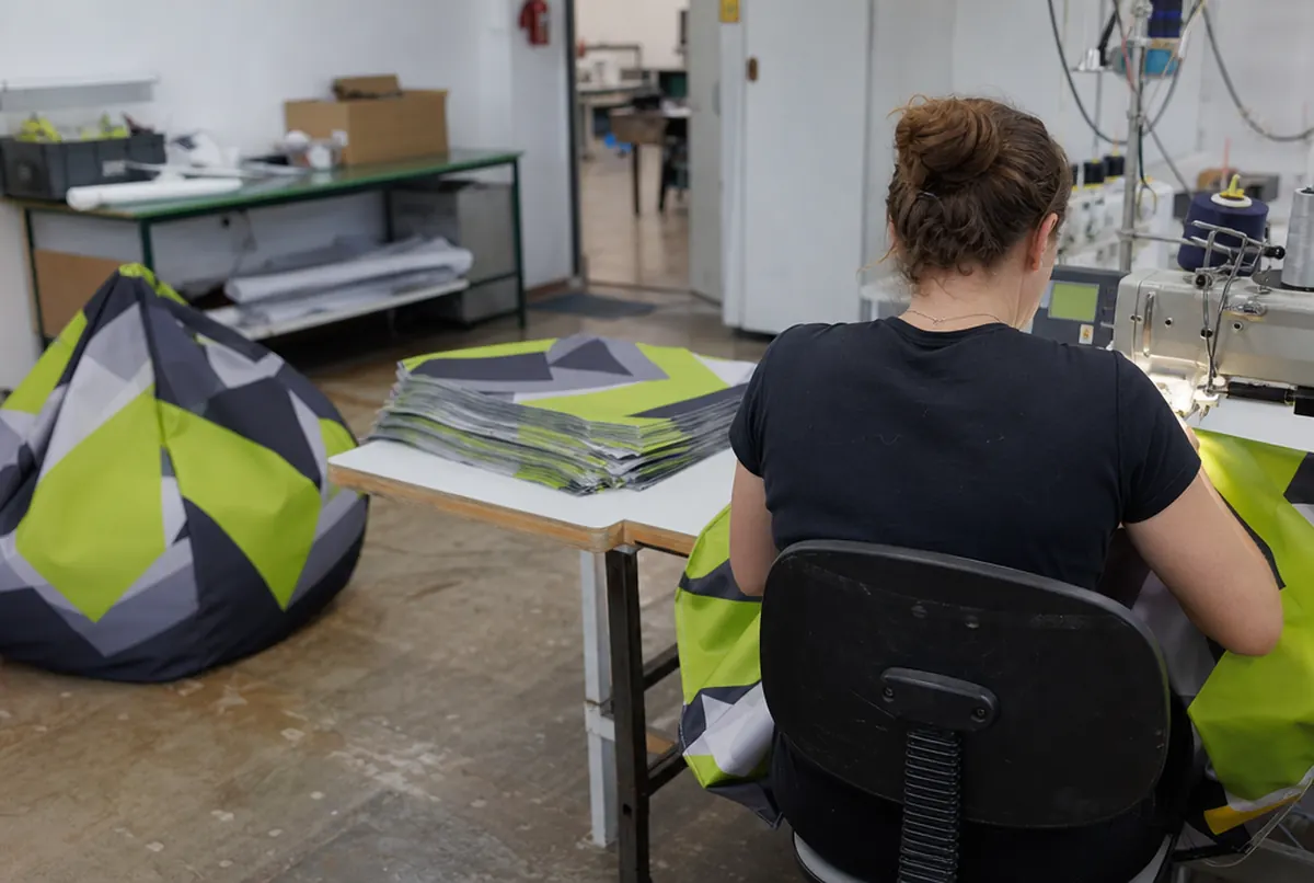 Cosido de una funda de puf estampada en una máquina industrial