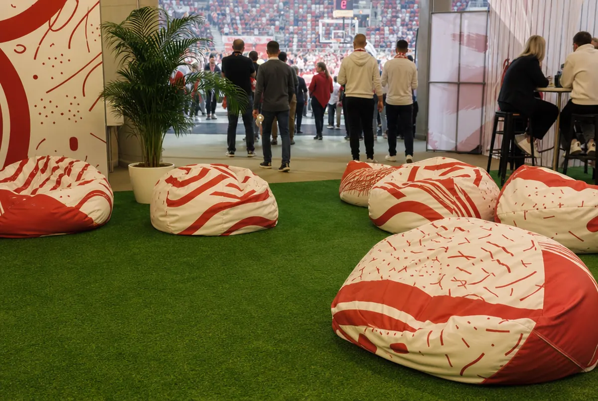 Pufs saco estampados sobre césped artificial en la fan zone de un pabellón