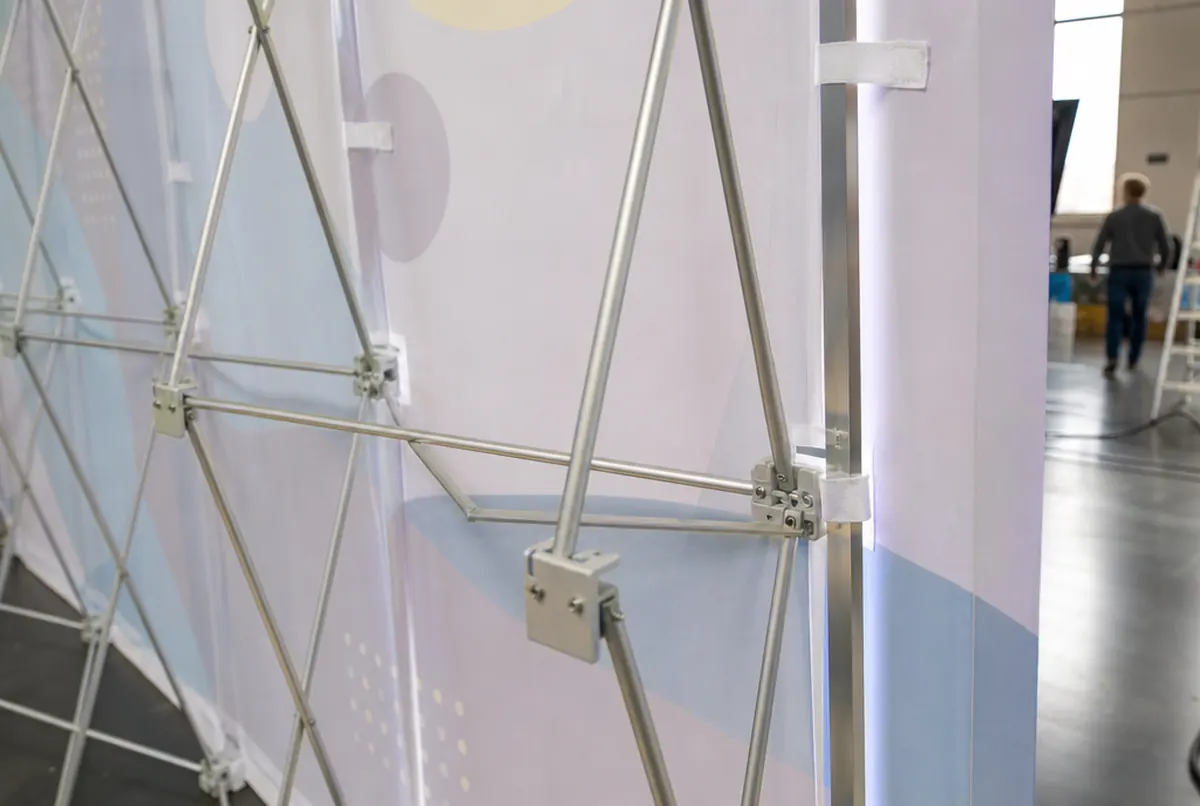 Back of a hop-up wall: aluminium scissor frame and fabric fixed with velcro