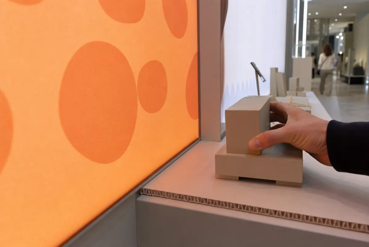 Gros plan du bord d'un cadre textile lumineux et d'une étagère dans un shop-in-shop
