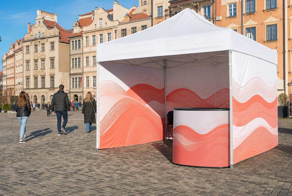 Event in der Altstadt: Werbezelt und Theke mit korallfarbenem Wellendruck vor historischen Bürgerhäusern