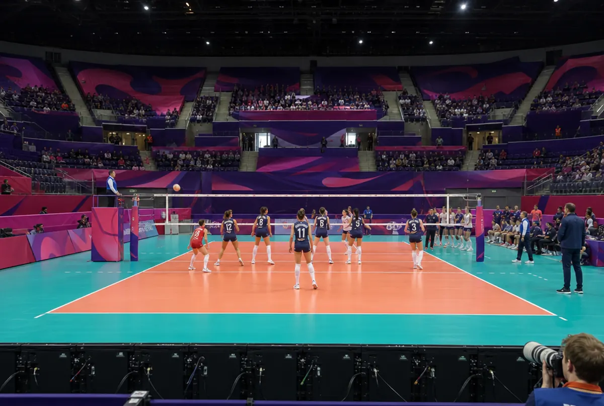 Volleyballfeld von hinter der Grundlinie: türkisfarbene Umgebung und Tribünen mit lila-pinken Stoffbezügen